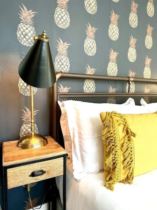 Designer Apartment Inc Free Parking & Fast Wifi 1 Minute Walk To Poole Quay - Great Location - Free Parking - Fast Wifi - Smart Tv - Newly Decorated - Sleeps Up To 2! Close To Poole & Bournemouth & Sandbanks 외부 사진