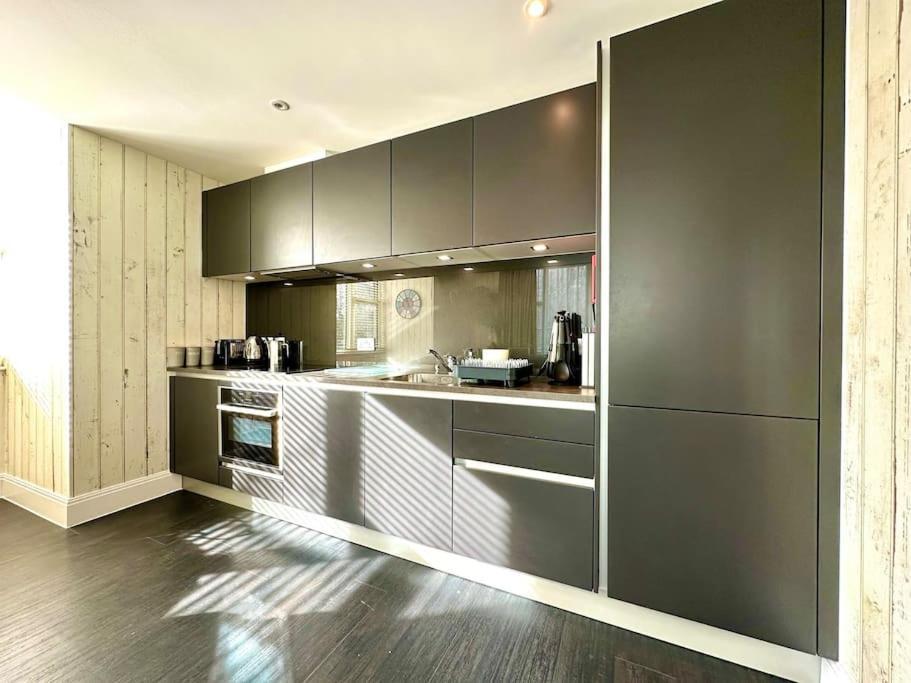 Designer Apartment Inc Free Parking & Fast Wifi 1 Minute Walk To Poole Quay - Great Location - Free Parking - Fast Wifi - Smart Tv - Newly Decorated - Sleeps Up To 2! Close To Poole & Bournemouth & Sandbanks 외부 사진