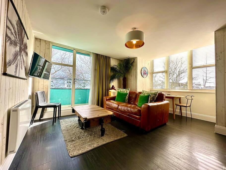 Designer Apartment Inc Free Parking & Fast Wifi 1 Minute Walk To Poole Quay - Great Location - Free Parking - Fast Wifi - Smart Tv - Newly Decorated - Sleeps Up To 2! Close To Poole & Bournemouth & Sandbanks 외부 사진
