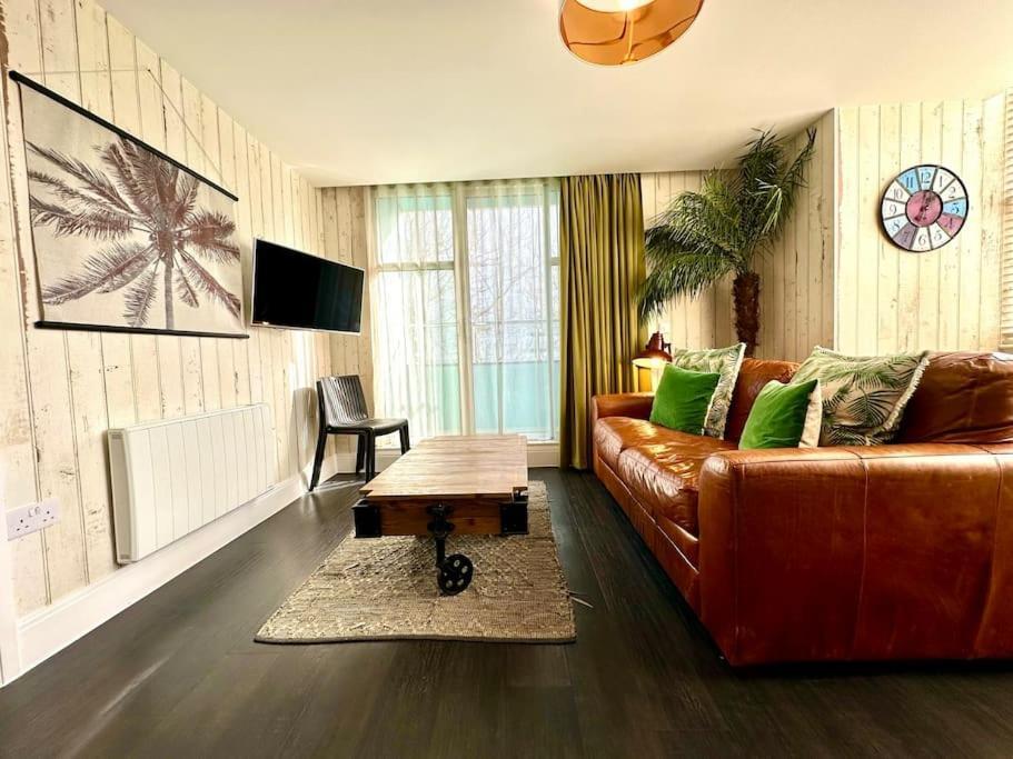 Designer Apartment Inc Free Parking & Fast Wifi 1 Minute Walk To Poole Quay - Great Location - Free Parking - Fast Wifi - Smart Tv - Newly Decorated - Sleeps Up To 2! Close To Poole & Bournemouth & Sandbanks 외부 사진