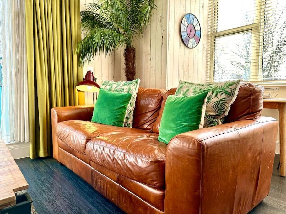 Designer Apartment Inc Free Parking & Fast Wifi 1 Minute Walk To Poole Quay - Great Location - Free Parking - Fast Wifi - Smart Tv - Newly Decorated - Sleeps Up To 2! Close To Poole & Bournemouth & Sandbanks 외부 사진