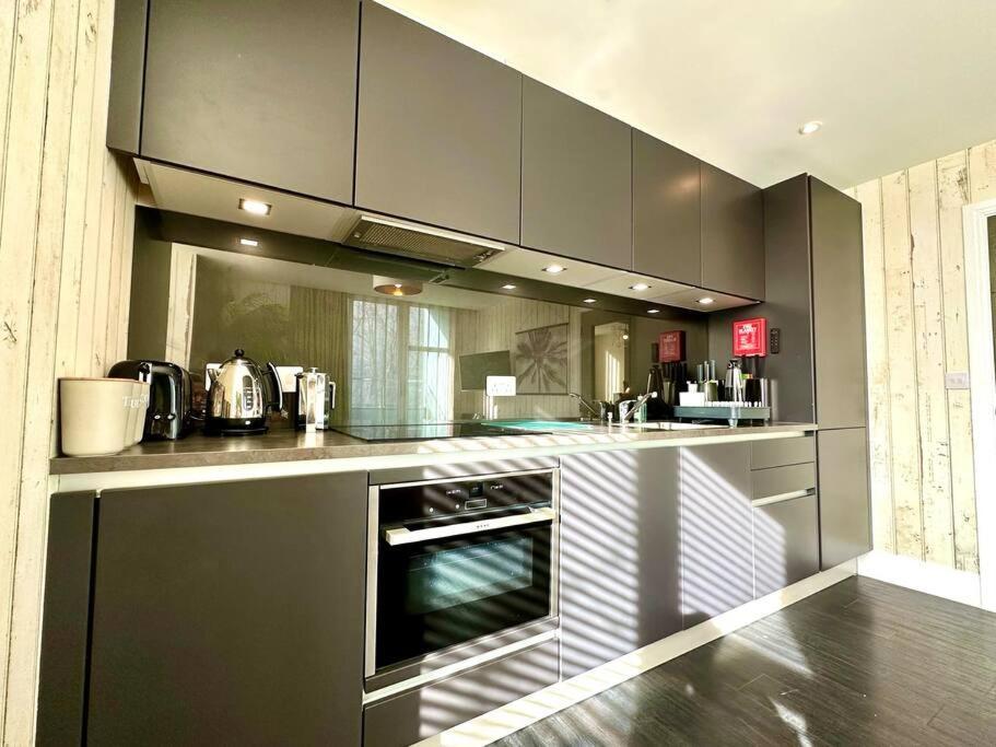 Designer Apartment Inc Free Parking & Fast Wifi 1 Minute Walk To Poole Quay - Great Location - Free Parking - Fast Wifi - Smart Tv - Newly Decorated - Sleeps Up To 2! Close To Poole & Bournemouth & Sandbanks 외부 사진
