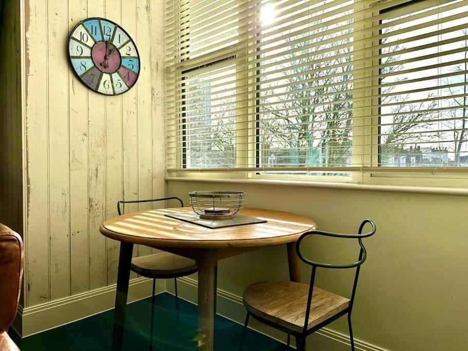 Designer Apartment Inc Free Parking & Fast Wifi 1 Minute Walk To Poole Quay - Great Location - Free Parking - Fast Wifi - Smart Tv - Newly Decorated - Sleeps Up To 2! Close To Poole & Bournemouth & Sandbanks 외부 사진