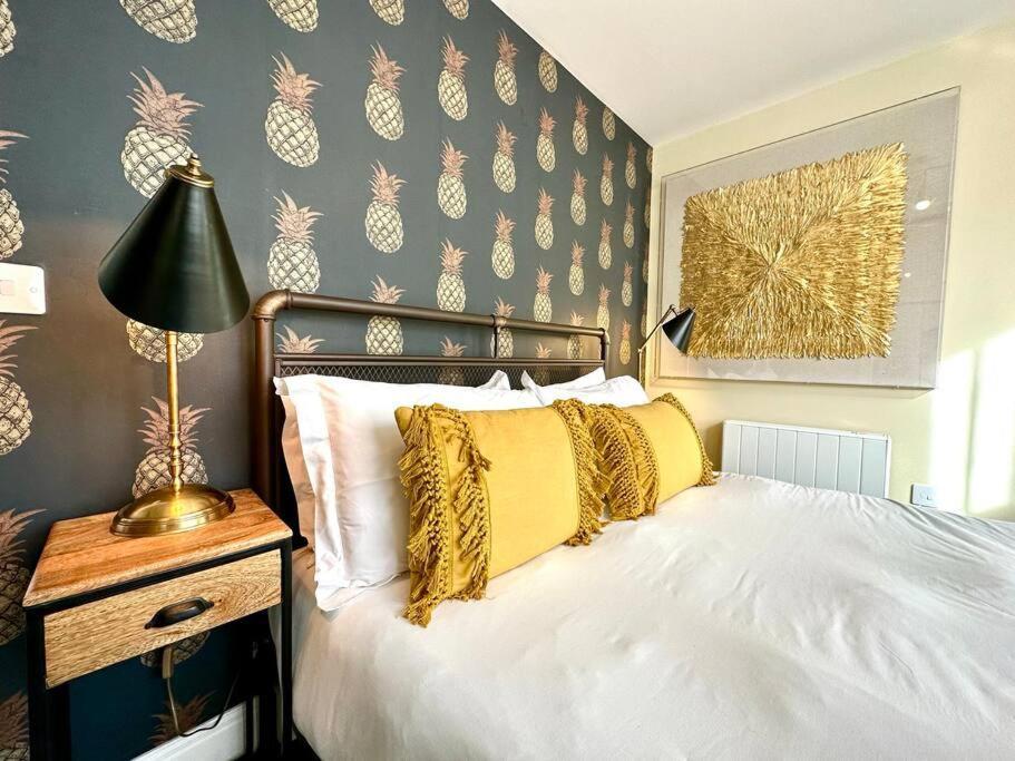 Designer Apartment Inc Free Parking & Fast Wifi 1 Minute Walk To Poole Quay - Great Location - Free Parking - Fast Wifi - Smart Tv - Newly Decorated - Sleeps Up To 2! Close To Poole & Bournemouth & Sandbanks 외부 사진